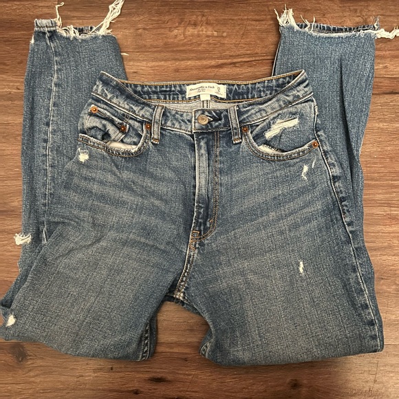 Abercrombie and finch mom jeans. Size:25r - Picture 2 of 4
